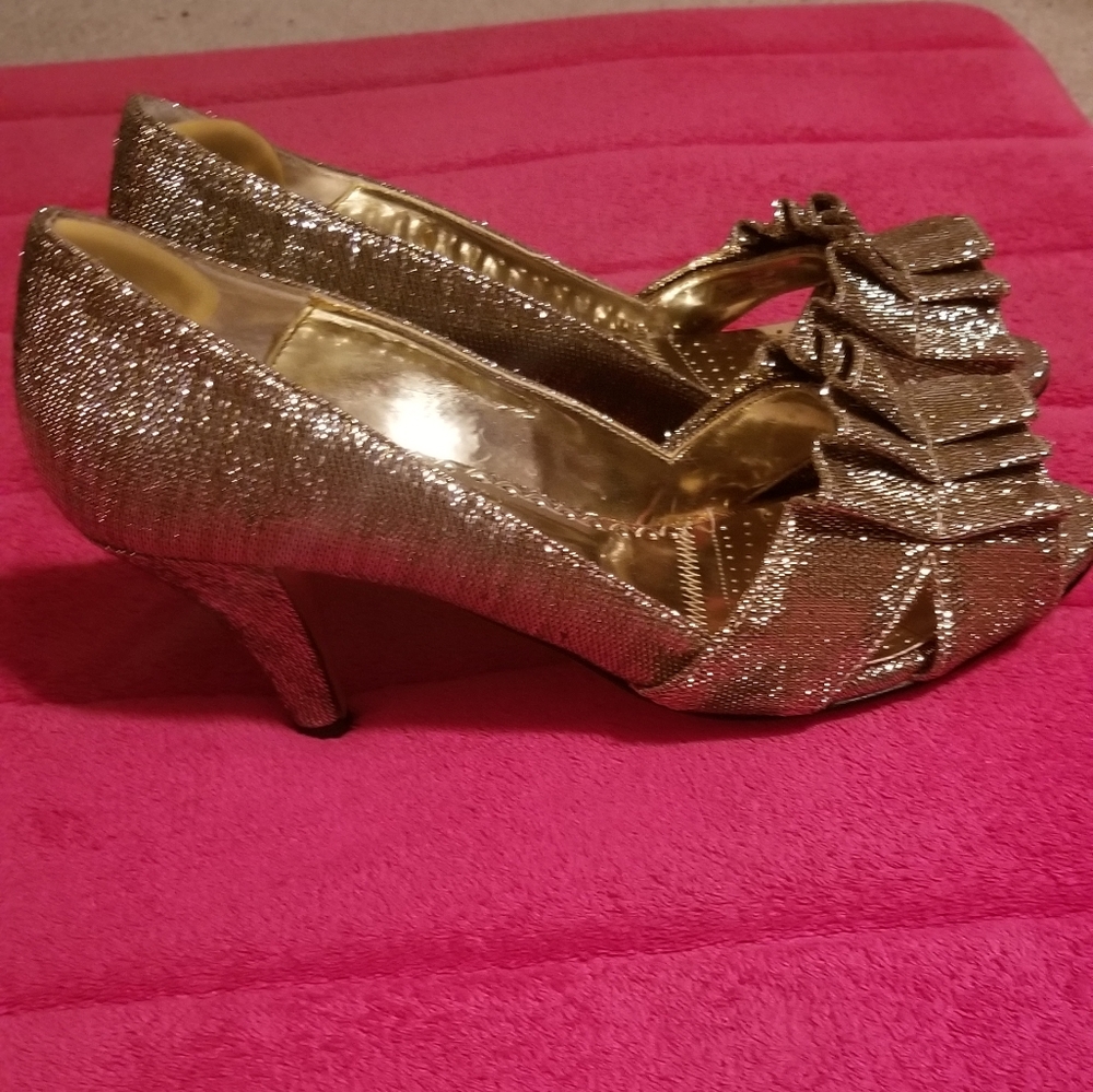 Pumps/Heels - Picture 2 of 4